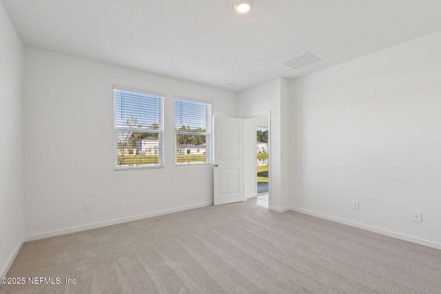 Spacious, unfurnished interior of a new home in Kings Preserve, Jacksonville (Image 32).