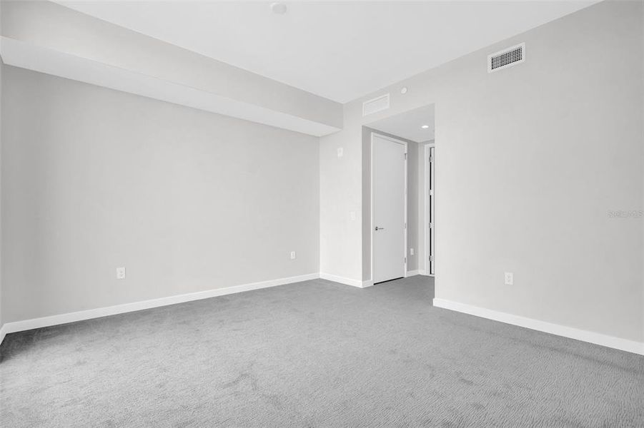 Spacious, unfurnished interior of a new home in , St. Petersburg (Image 50).