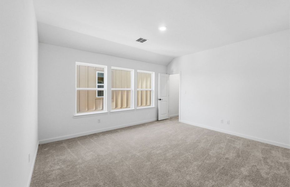 Spacious, unfurnished interior of a new home in Sunfield, Buda (Image 47).