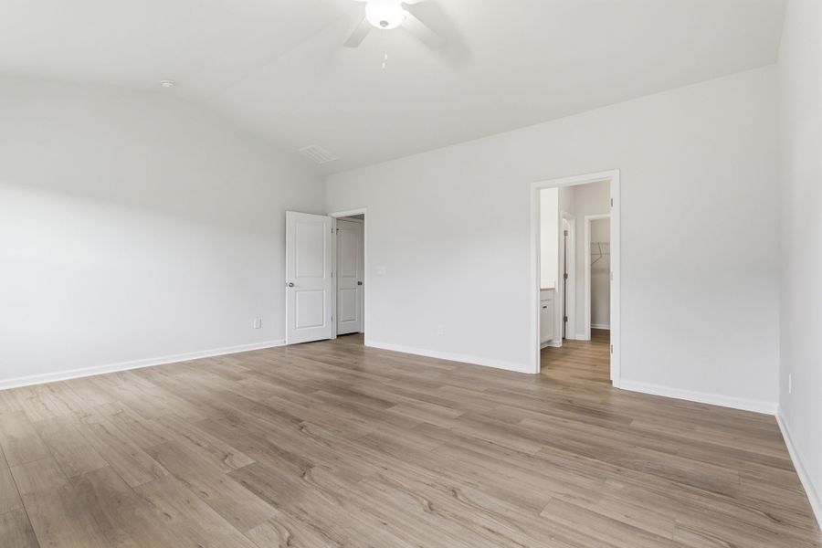 Spacious, unfurnished interior of a new home in Piper Creek, Newton (Image 30).