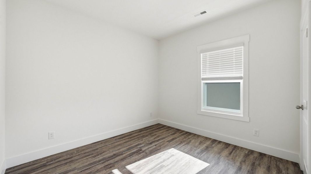 Spacious, unfurnished interior of a new home in Saint Andrews Garth, Kingsport (Image 15).