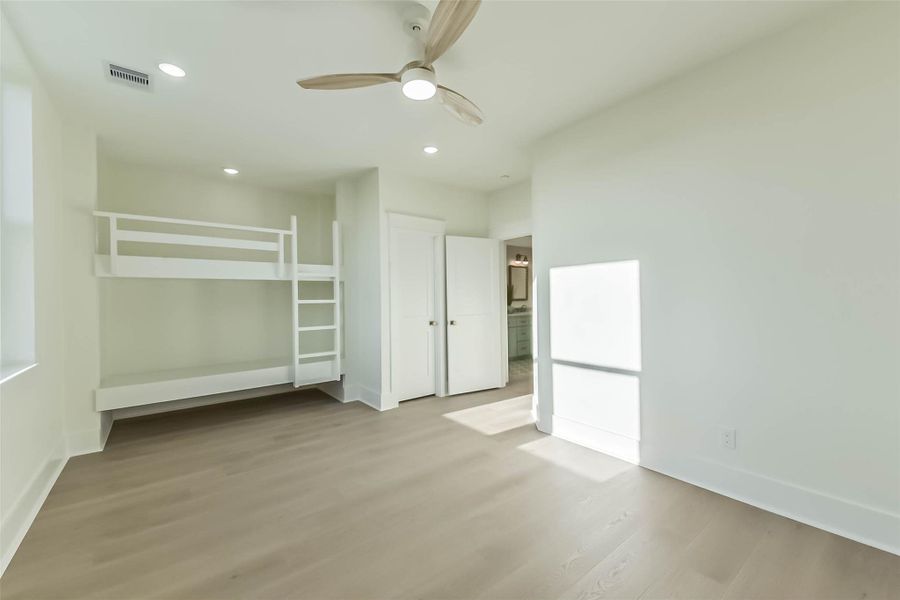 Spacious, unfurnished interior of a new home in , Galveston (Image 26).