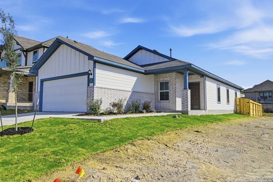Exterior details and patio area of a home in Hunters Ranch, San Antonio (Image 25).
