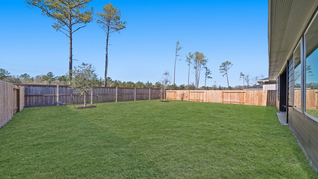 Exterior details and patio area of a home in Silverthorne, Conroe (Image 16).