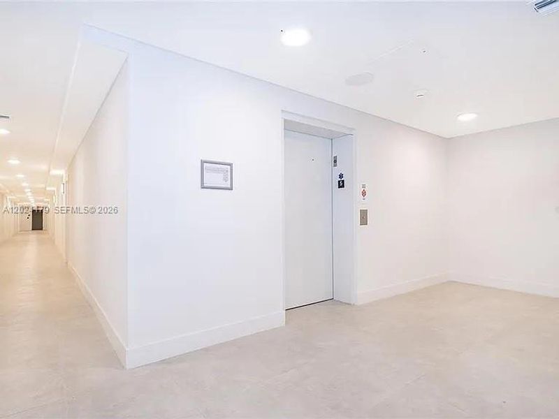 Spacious, unfurnished interior of a new home in , Orlando (Image 28).