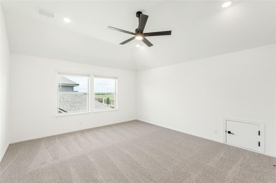 Spacious, unfurnished interior of a new home in Chaparral Park, Oak Point (Image 26).