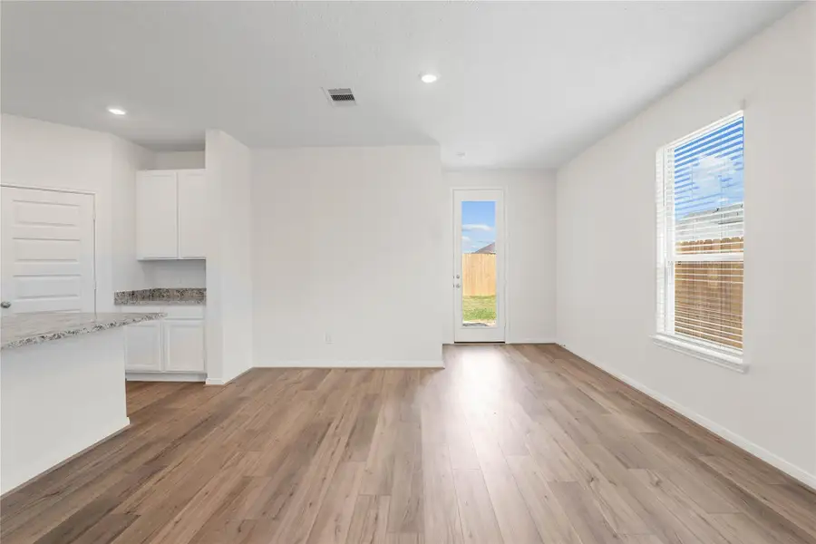 Spacious, unfurnished interior of a new home in Bauer Meadows, Tomball (Image 11).