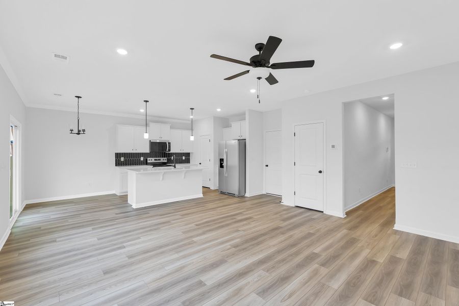 Spacious, unfurnished interior of a new home in Sedona, Greenville (Image 16).
