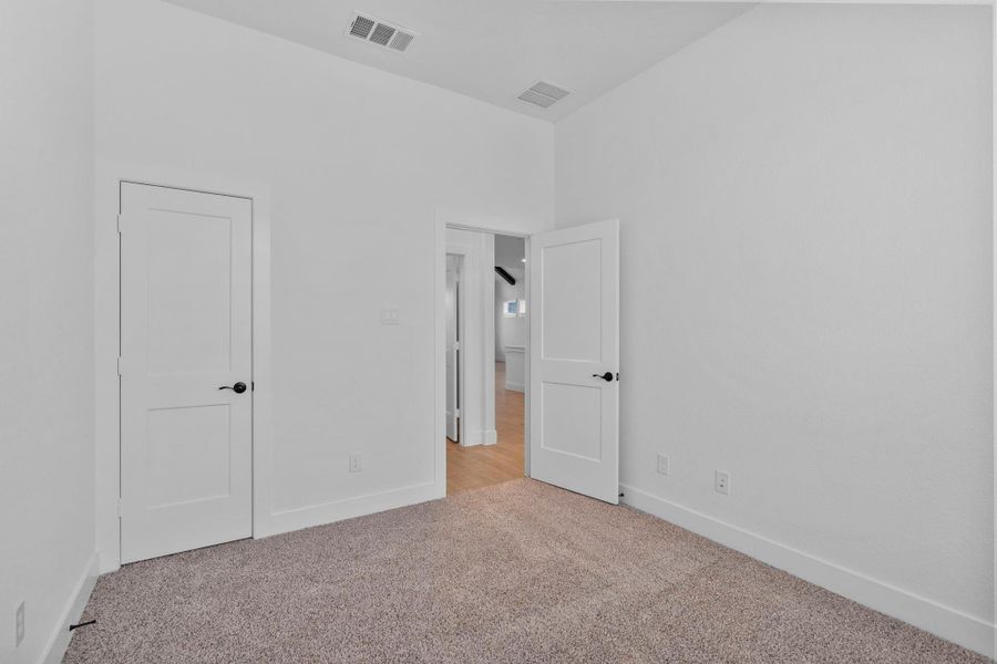 Spacious, unfurnished interior of a new home in Wildrye 45', Waller (Image 28).