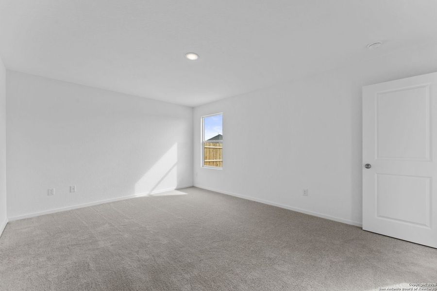 Spacious, unfurnished interior of a new home in Voss Farms, New Braunfels (Image 21).