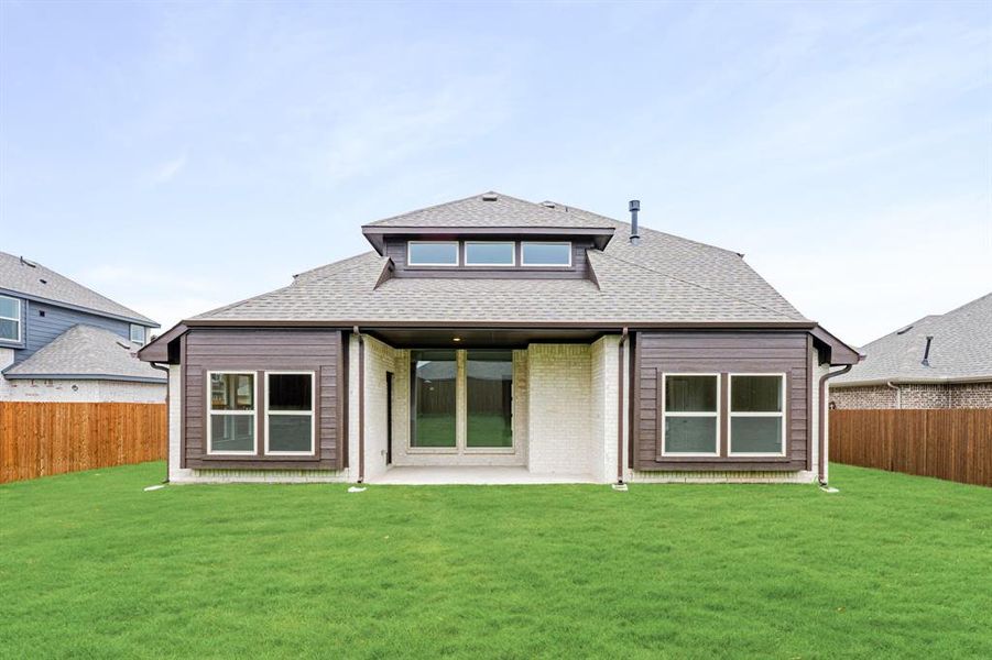 Exterior details and patio area of a home in Hampton Park, Glenn Heights (Image 3).