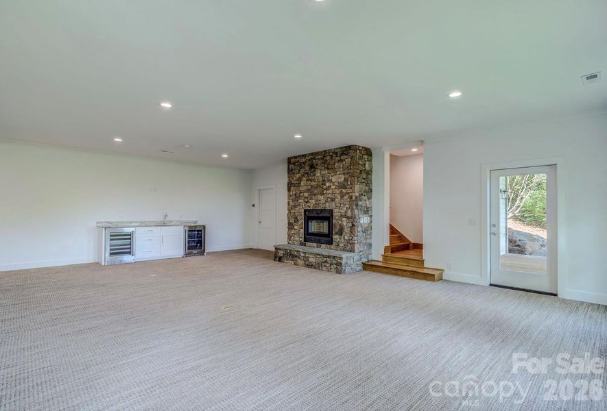 Spacious, unfurnished interior of a new home in , Newland (Image 28).