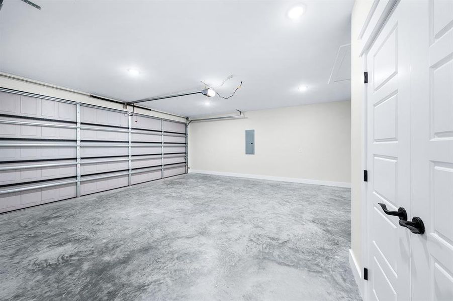 Spacious, unfurnished interior of a new home in , Mineola (Image 25).