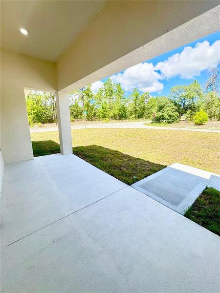 Exterior details and patio area of a home in , Dunnellon (Image 23).