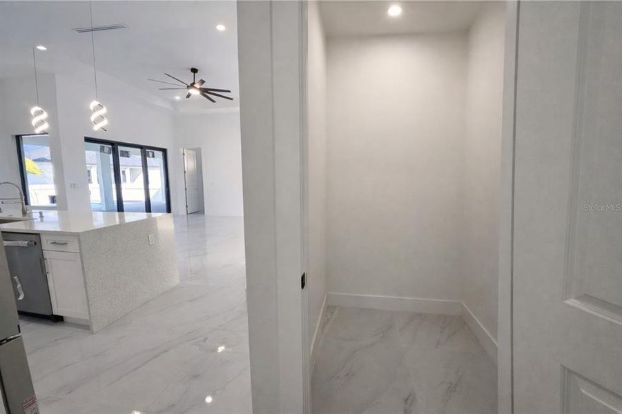 Spacious, unfurnished interior of a new home in , Cape Coral (Image 27).