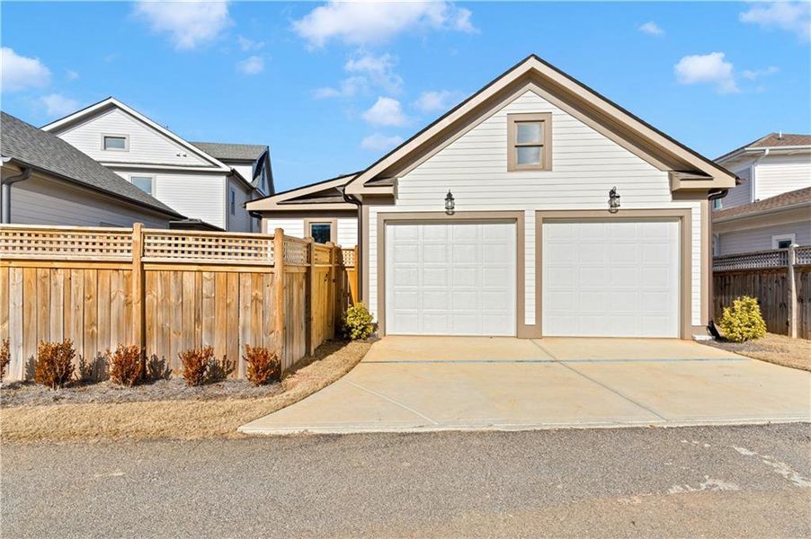 Exterior details and patio area of a home in Eastmore, Conyers (Image 26).