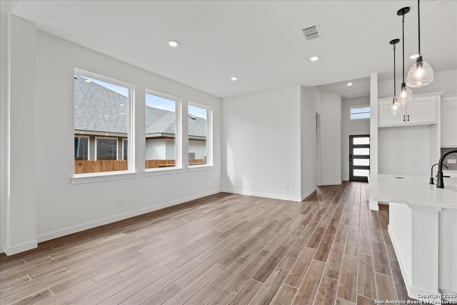 Spacious, unfurnished interior of a new home in Stream Waters, Seguin (Image 15).