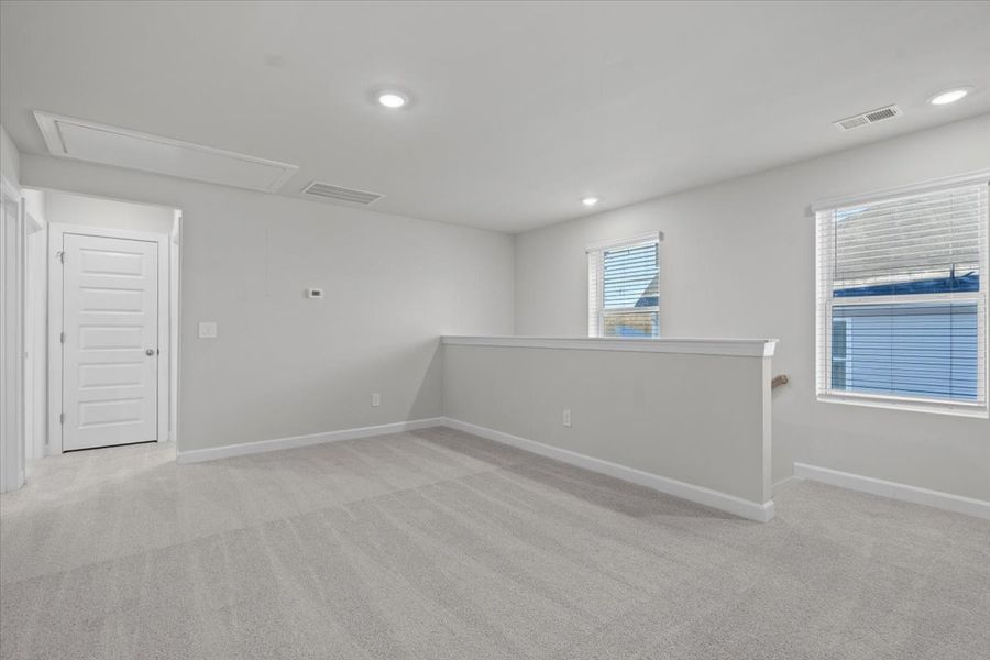 Spacious, unfurnished interior of a new home in Village at White Pine, Pendleton (Image 13).