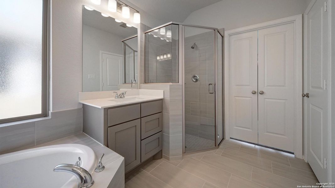 Furnished interior view inside a new home in Ladera 40', San Antonio (Image 10). Furnished interior view inside a new home in Ladera 40', San Antonio (Image 10).