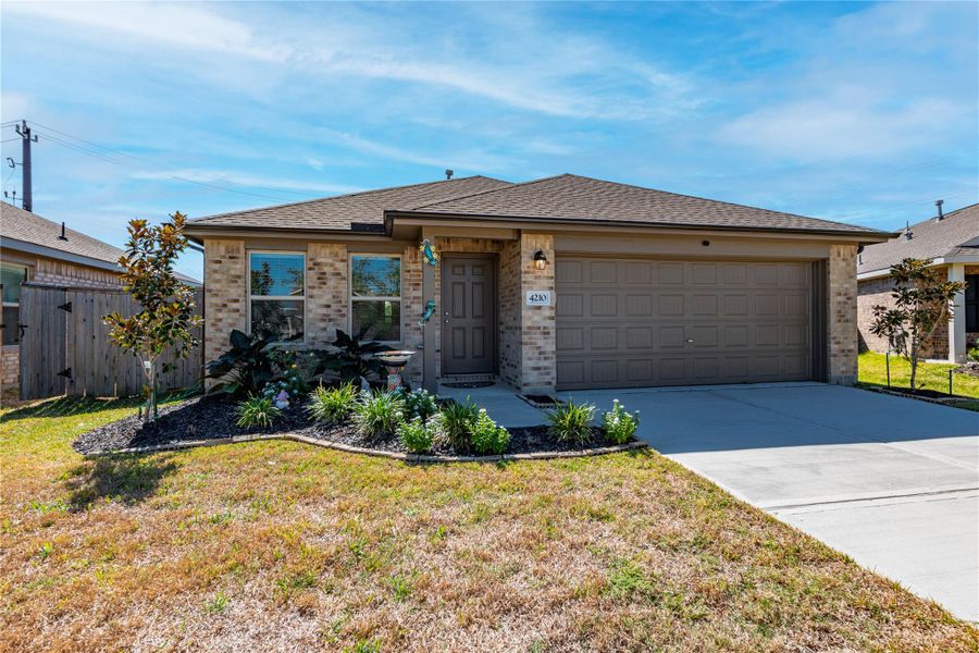 Exterior details and patio area of a home in Sterling Point at Baytown Crossings: Watermill Collection, Baytown (Image 23).