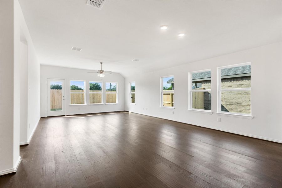 Spacious, unfurnished interior of a new home in The Woodlands Hills, Willis (Image 9).