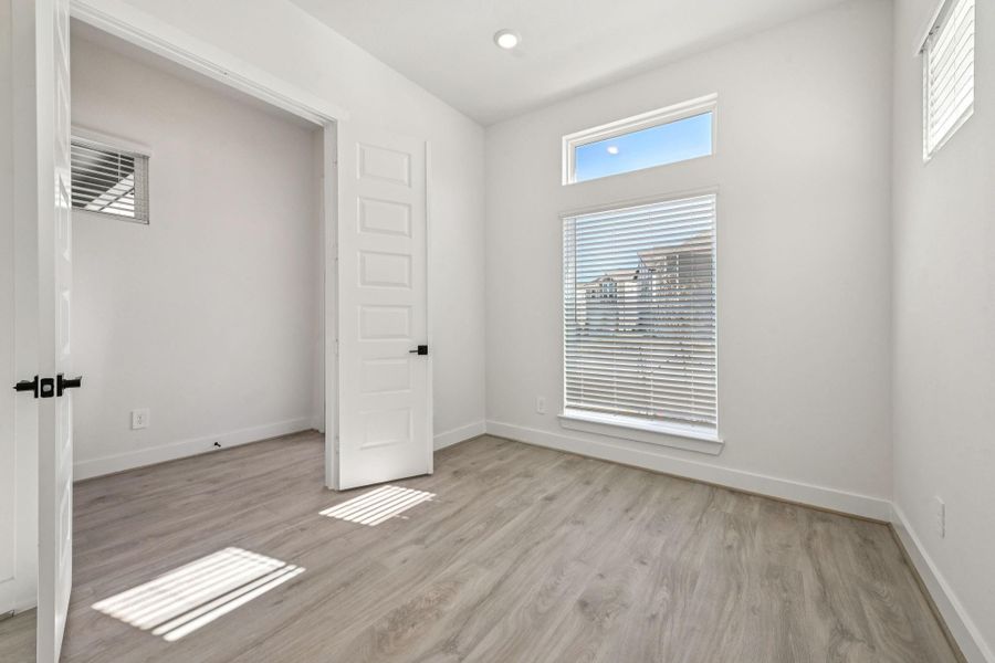 Spacious, unfurnished interior of a new home in Pinewood Trails - Luxe Series, Houston (Image 36).