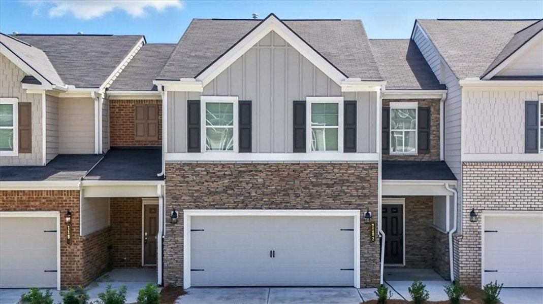 Exterior details and patio area of a home in Park Center Pointe, Austell (Image 3).