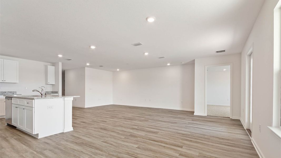 Representative unfurnished interior of a home built from the Ryder by D.R. Horton in Ashton Park Phase III, Freeport (Image 18).