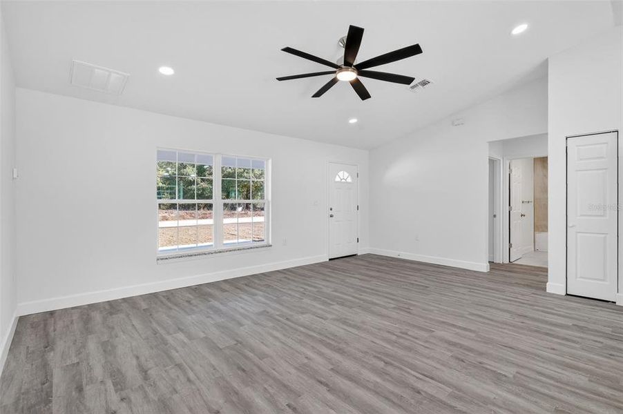 Spacious, unfurnished interior of a new home in , Dunnellon (Image 6).