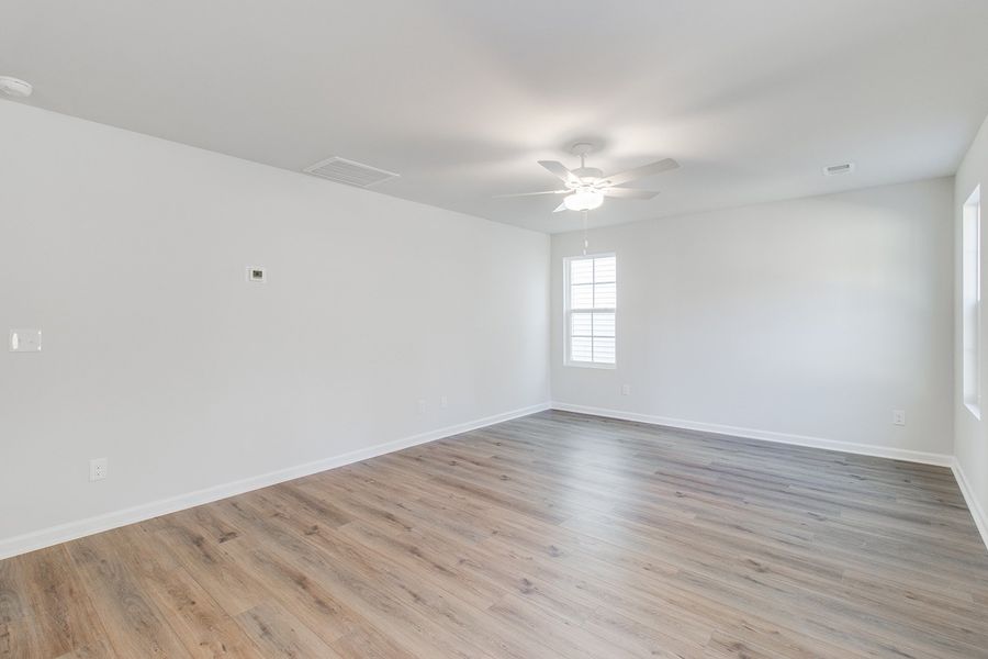 Spacious, unfurnished interior of a new home in Bluefield, Lexington (Image 18).