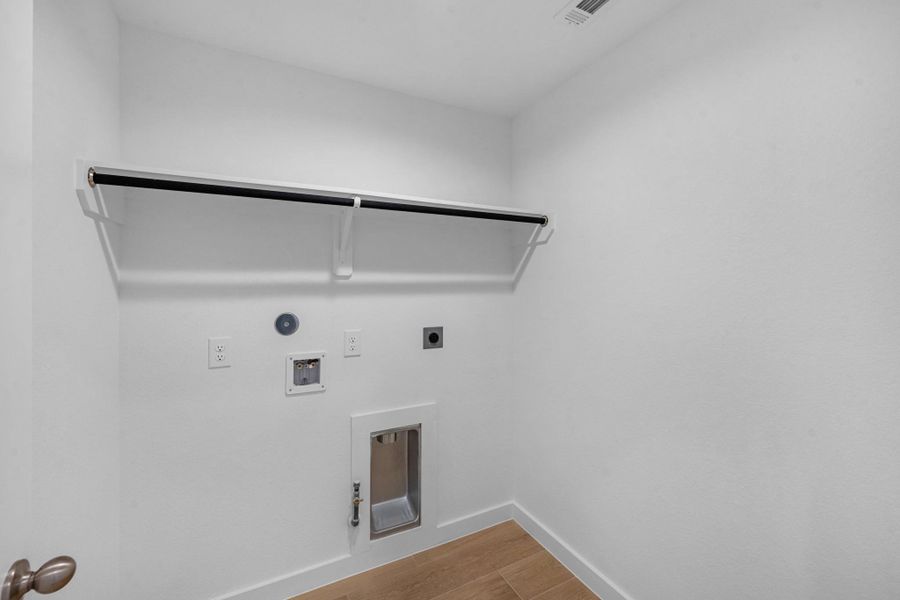 Spacious, unfurnished interior of a new home in Grand Mason Crossing, Katy (Image 19).