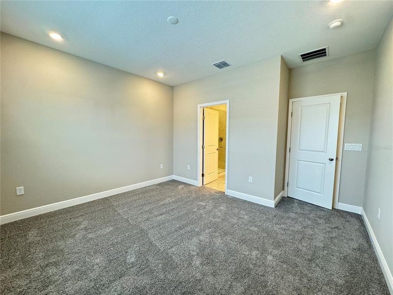 Spacious, unfurnished interior of a new home in , Winter Garden (Image 24).