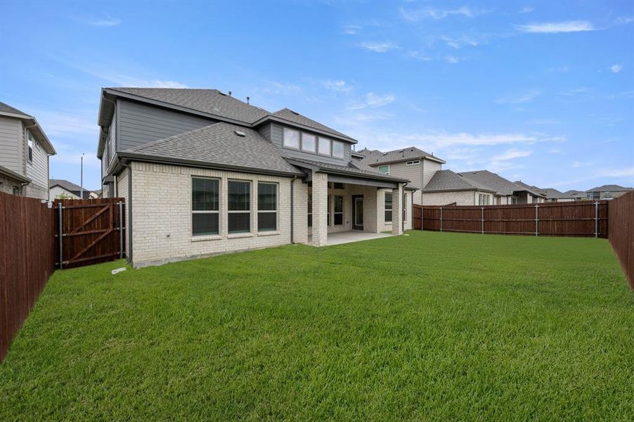 Exterior details and patio area of a home in Llano Springs, Fort Worth (Image 18).