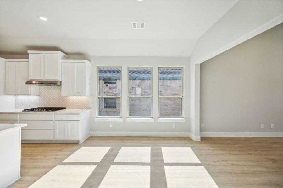 Spacious, unfurnished interior of a new home in Dove Hollow, Waxahachie (Image 14).