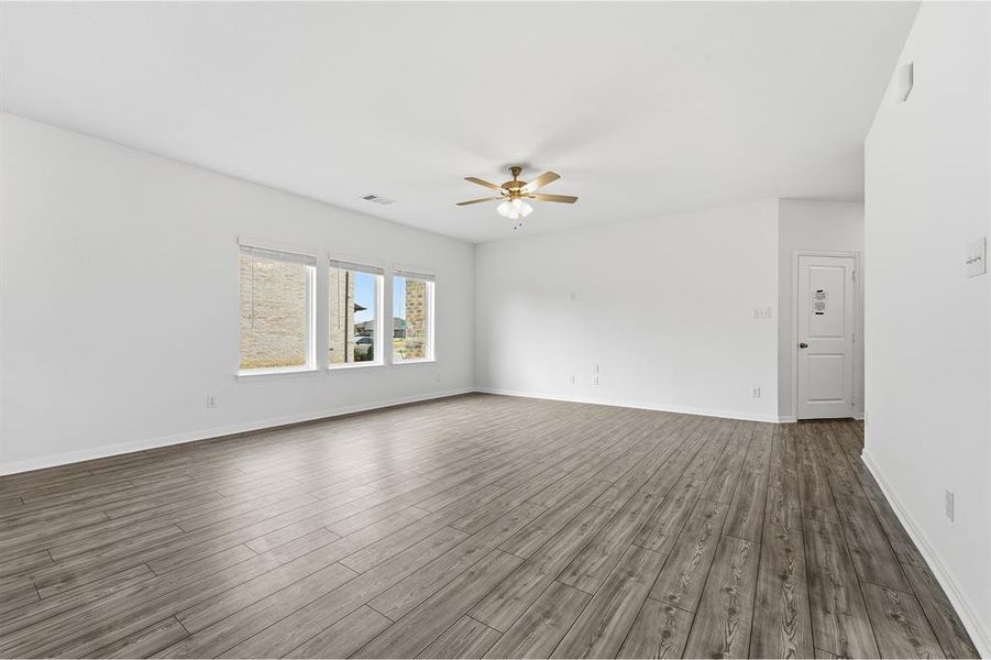 Spacious, unfurnished interior of a new home in Saddlebrook Estates, Waxahachie (Image 14).