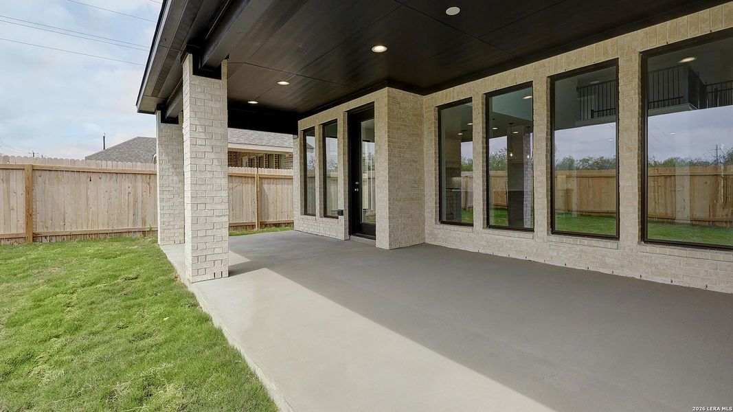 Exterior details and patio area of a home in Haby Hill, San Antonio (Image 25).