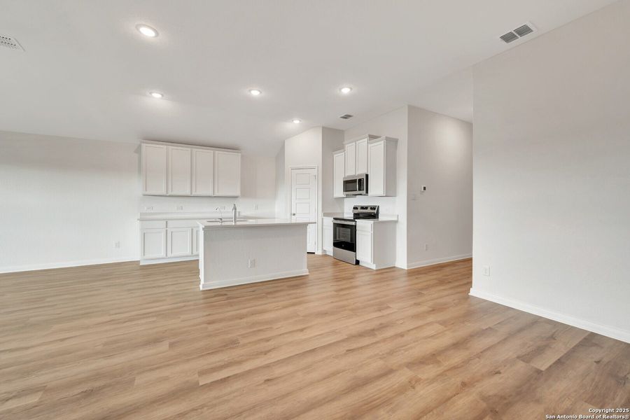 Spacious, unfurnished interior of a new home in Greenspoint Heights, Seguin (Image 19).
