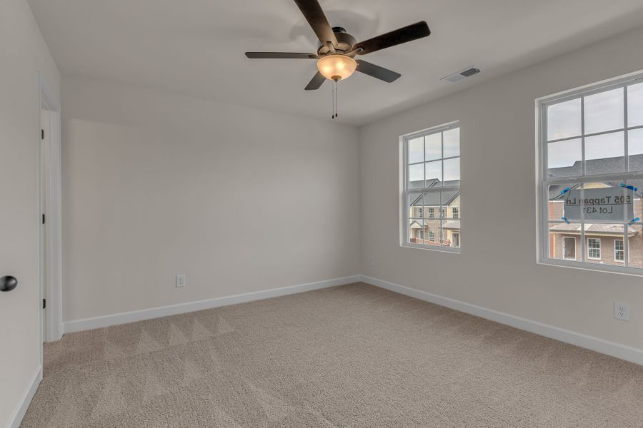 Spacious, unfurnished interior of a new home in Oxford Station, Gallatin (Image 24).