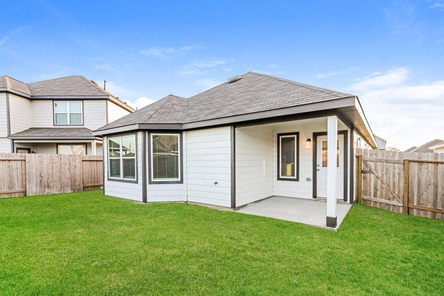 Exterior details and patio area of a home in Charleston Heights, Rosharon (Image 3).