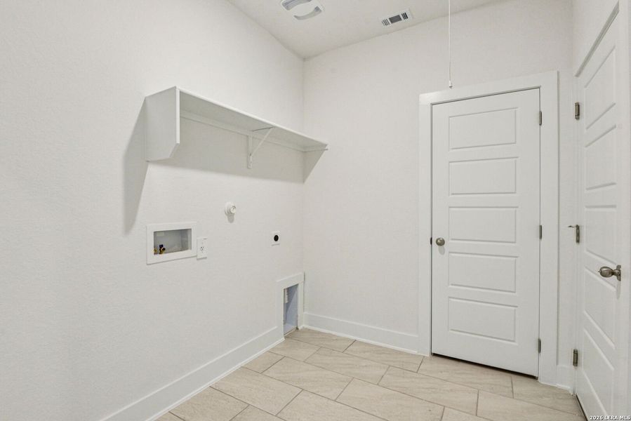 Spacious, unfurnished interior of a new home in Lark Canyon, New Braunfels (Image 33).