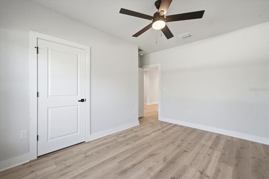Spacious, unfurnished interior of a new home in , Weeki Wachee (Image 20).