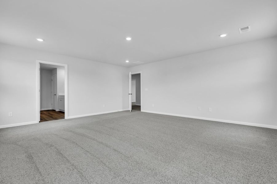Spacious, unfurnished interior of a new home in Carolina Groves, Moncks Corner (Image 23).