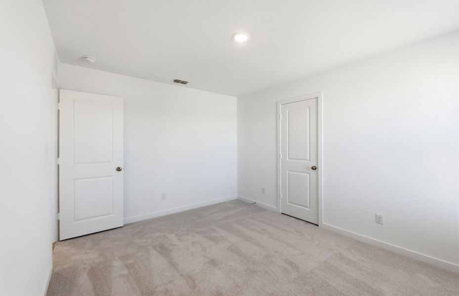 Spacious, unfurnished interior of a new home in Sunfield, Buda (Image 15).