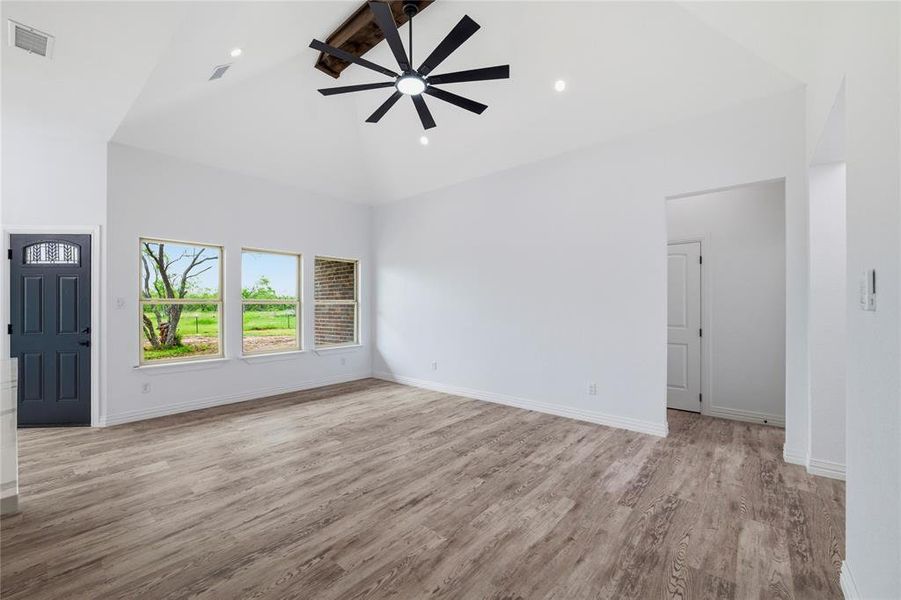 Spacious, unfurnished interior of a new home in , Corsicana (Image 16).