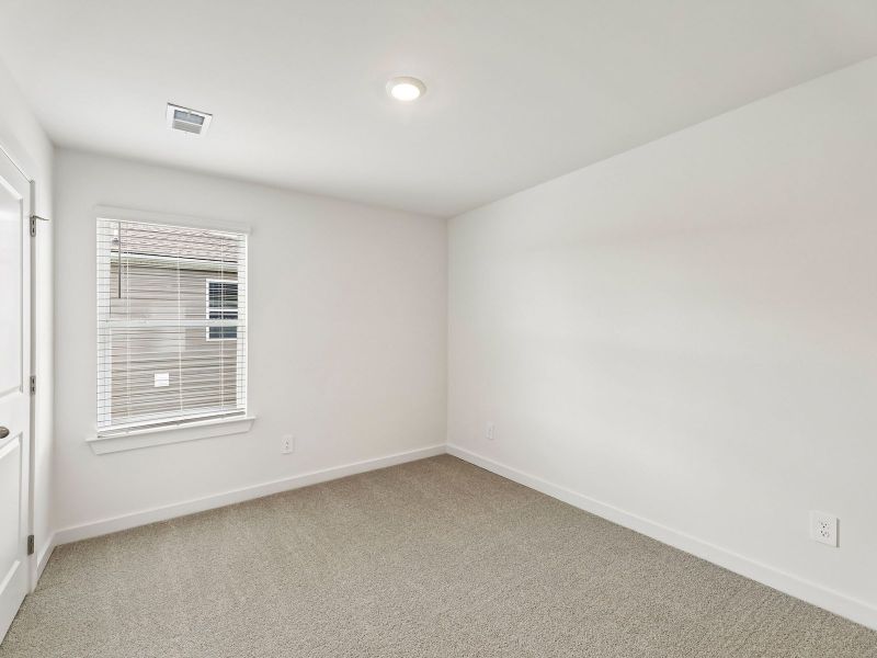 Spacious, unfurnished interior of a new home in Bear Springs, Columbia (Image 16).