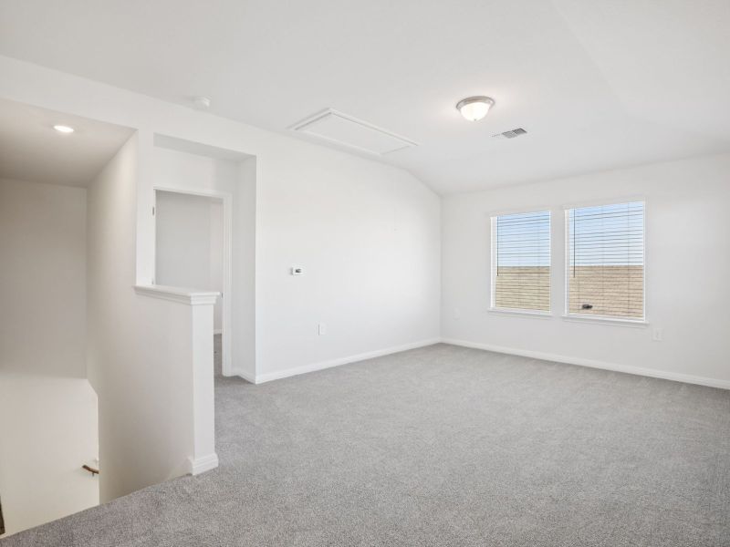 Spacious, unfurnished interior of a new home in Lexington Parke, Del Valle (Image 10).