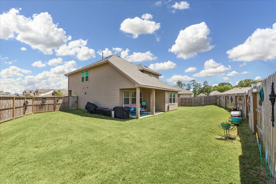 Exterior details and patio area of a home in Stonebrooke, Conroe (Image 3).