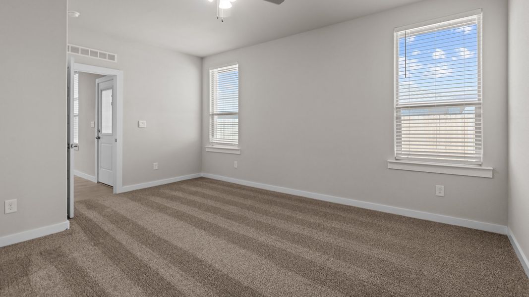 Spacious, unfurnished interior of a new home in Northwest Passage, Midland (Image 12).