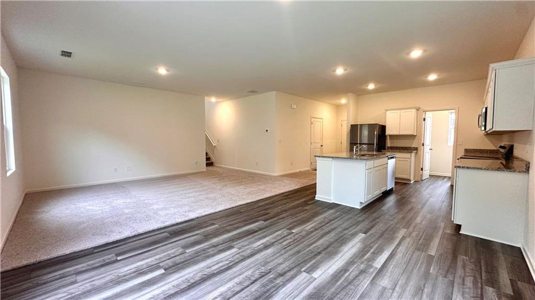 Spacious, unfurnished interior of a new home in Mt. Tabor Ridge, Dallas (Image 15).