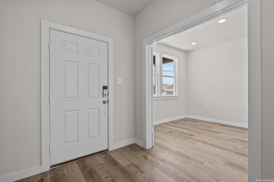 Spacious, unfurnished interior of a new home in Hiddenbrooke, Seguin (Image 22).